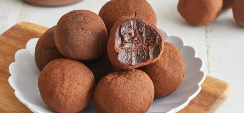 Truffes au chocolat maison roulées dans le cacao, préparées à la Nucellina Authentique