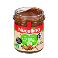 Pot de Nucellina Bio ouvert, laissant voir la pâte à tartiner chocolat noisettes onctueuse
